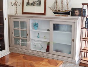 Credenza in legno finitura colore tortora parti interne bianco con 3 ante scorrevoli